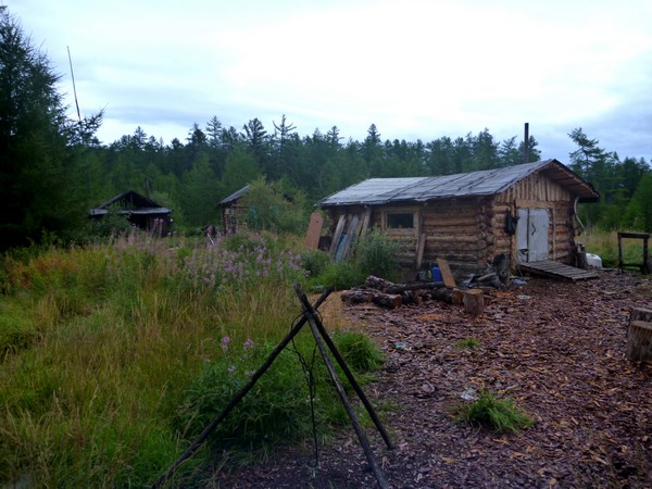 Здесь недавно были люди. Печка ещё дымит. Куда делись?