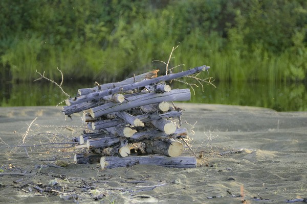 Всё должно быть красиво на стоянке. И поленница тоже.