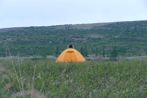 Оранжевую палатку тут видно, наверное, из космоса