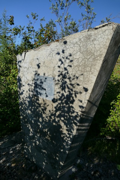 Памятник погибшим геологам у старой базы